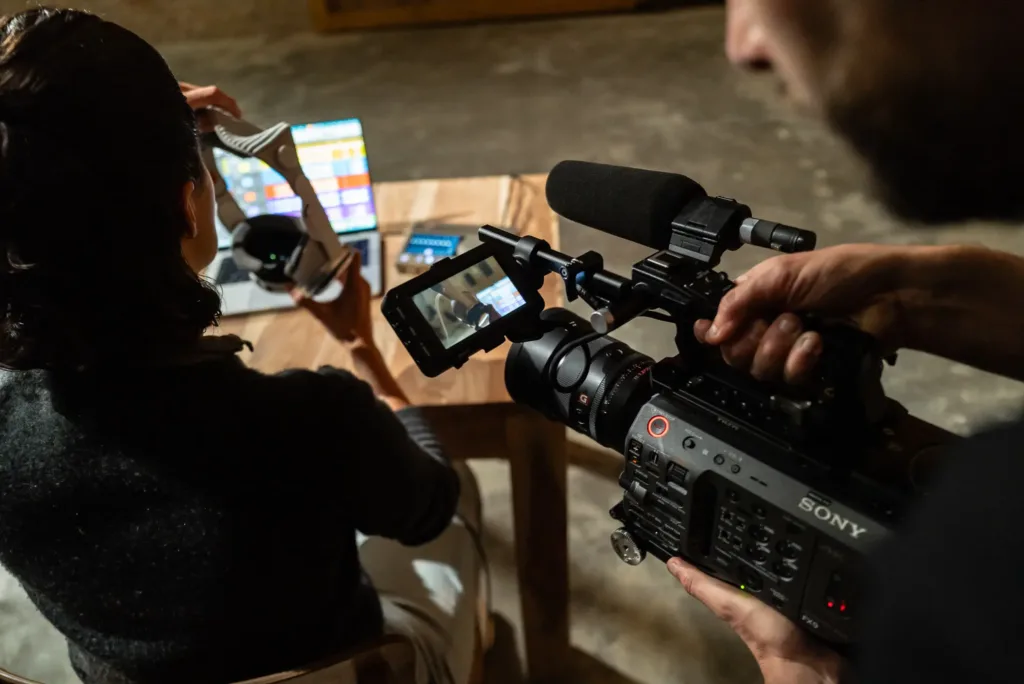 Kameramann filmt die Bedienung von Apple Vision Pro am Studiotisch