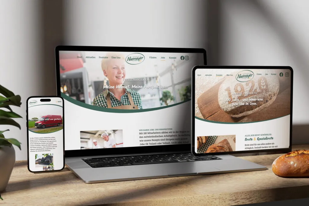 Ein Smartphone, ein Notebook und ein Tablet zeigen die gleiche Webseite des gleichen Unternehmens.