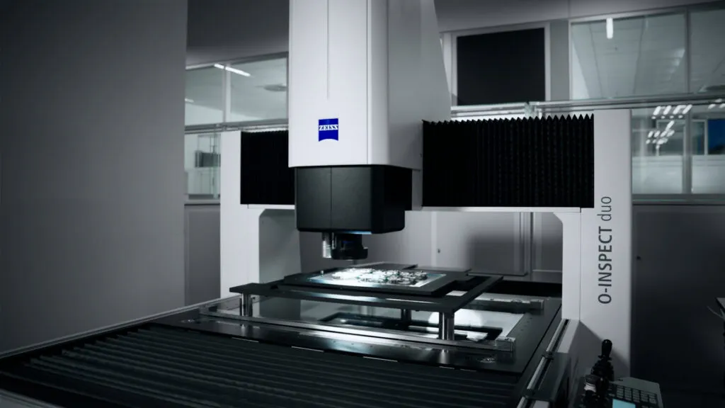 Die Maschine o-inspect-duo von Zeiss im Showroom