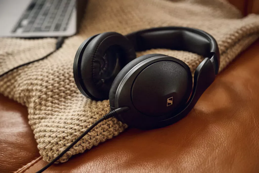 Sennheiser-Kopfhörer auf einem Tisch