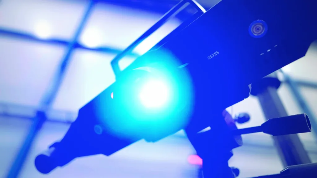 Ein optischer Scanner zur Qualitätssicherung von ZEISS strahlt blaues Licht ab.