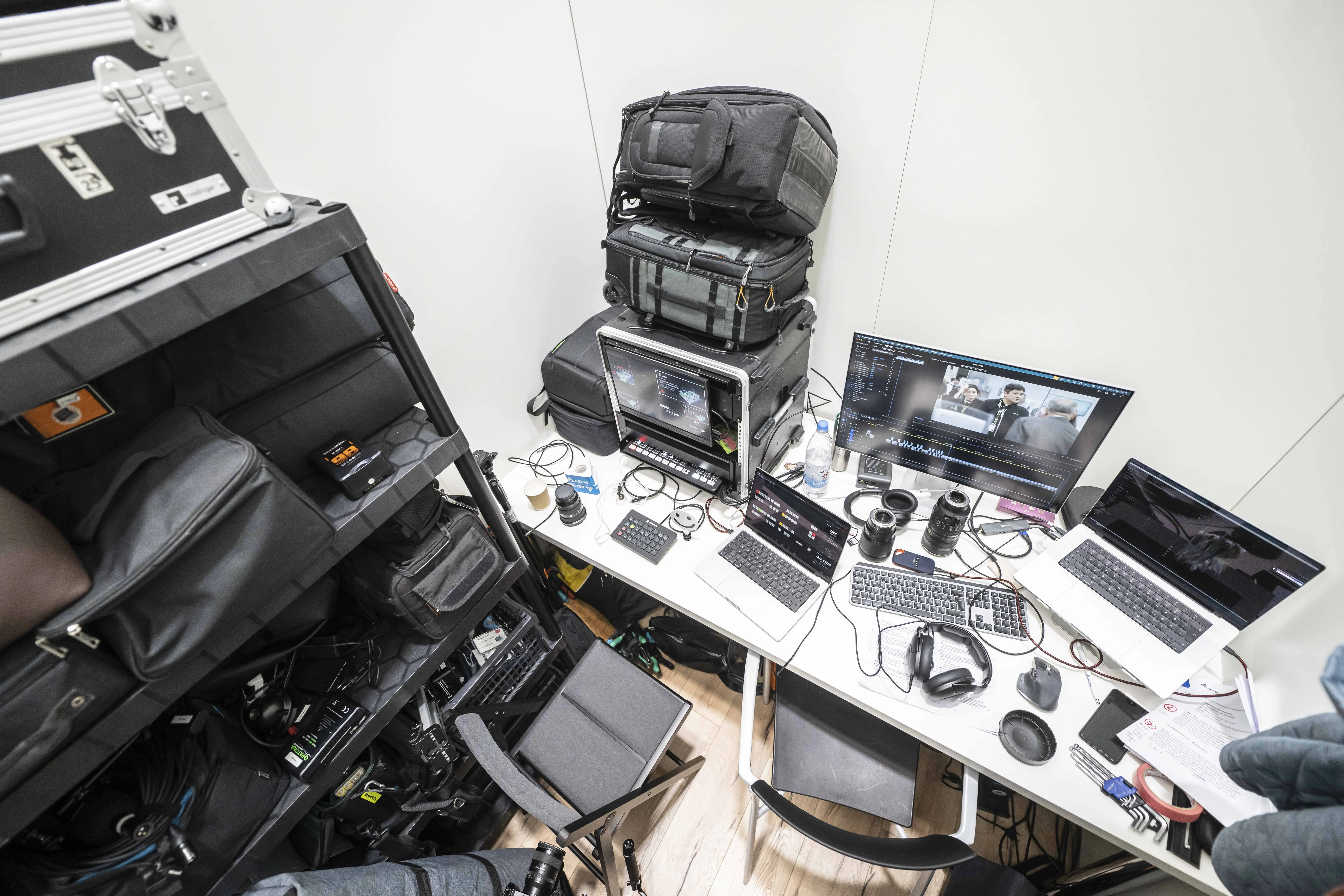 Ein Videoschnittplatz auf einem Messestand von Delta Electronics auf der Hannover Messe