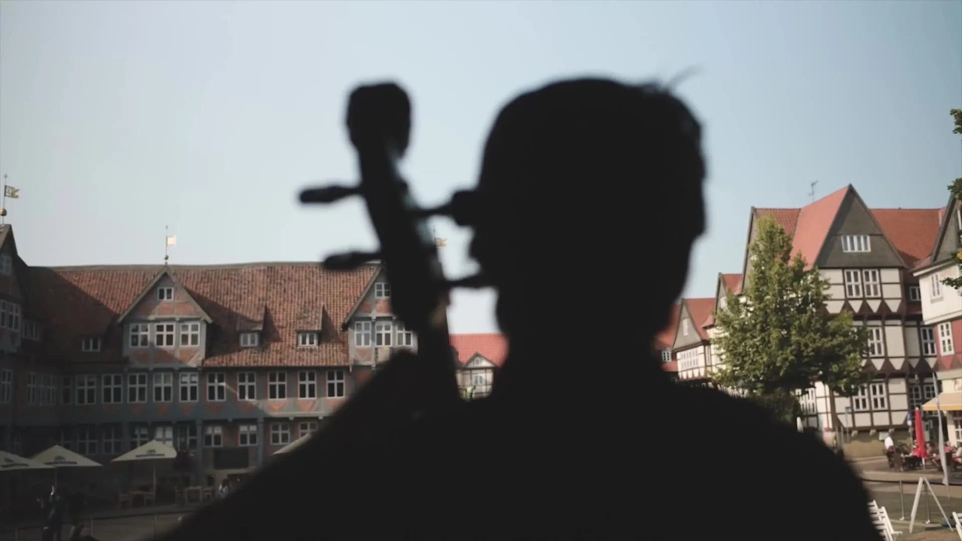 Eine Silhoutte eines Musikers auf dem Ballhofplatz in Hannover