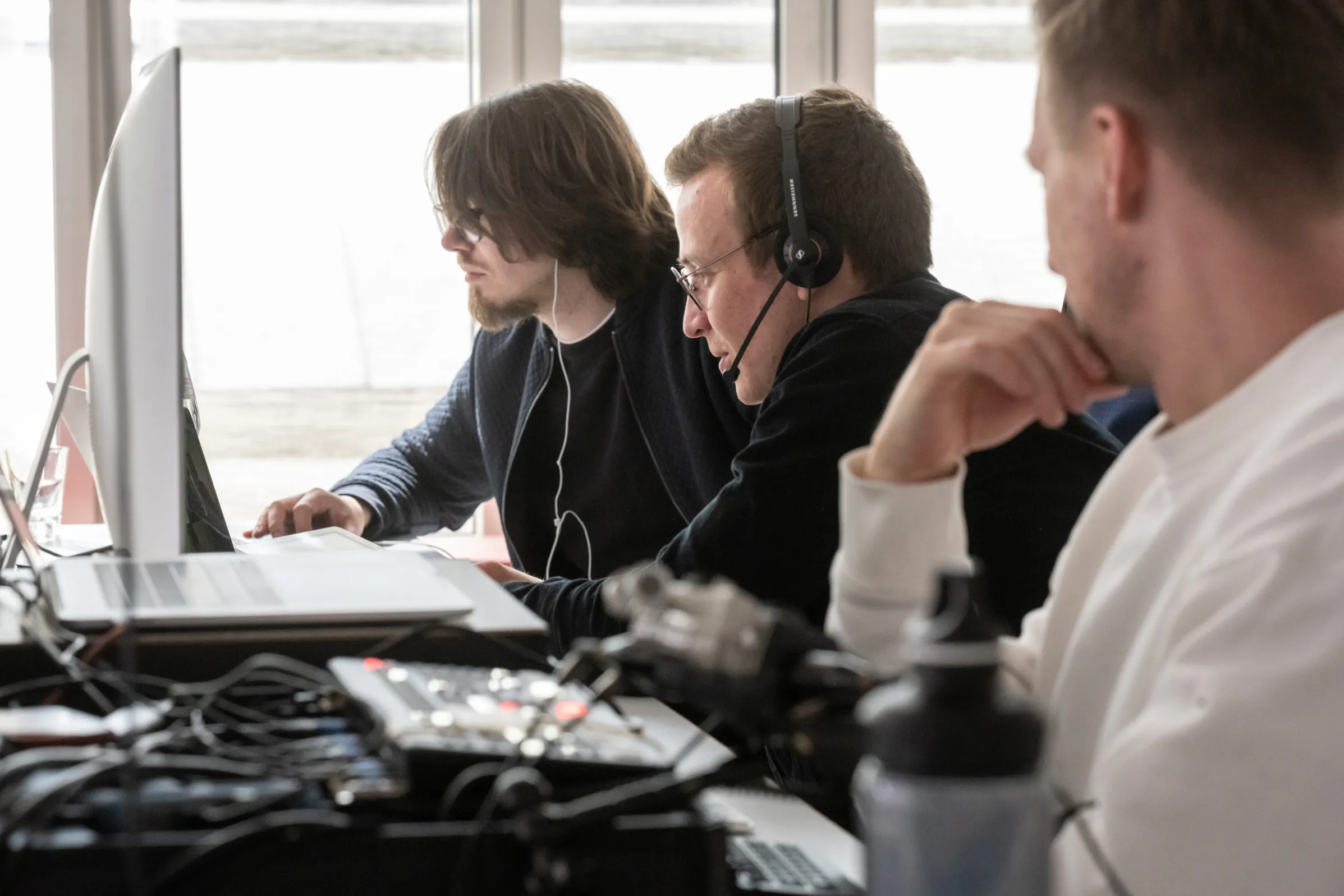 Regie-Personal während Livestream bei einer Konferenz in Hannover