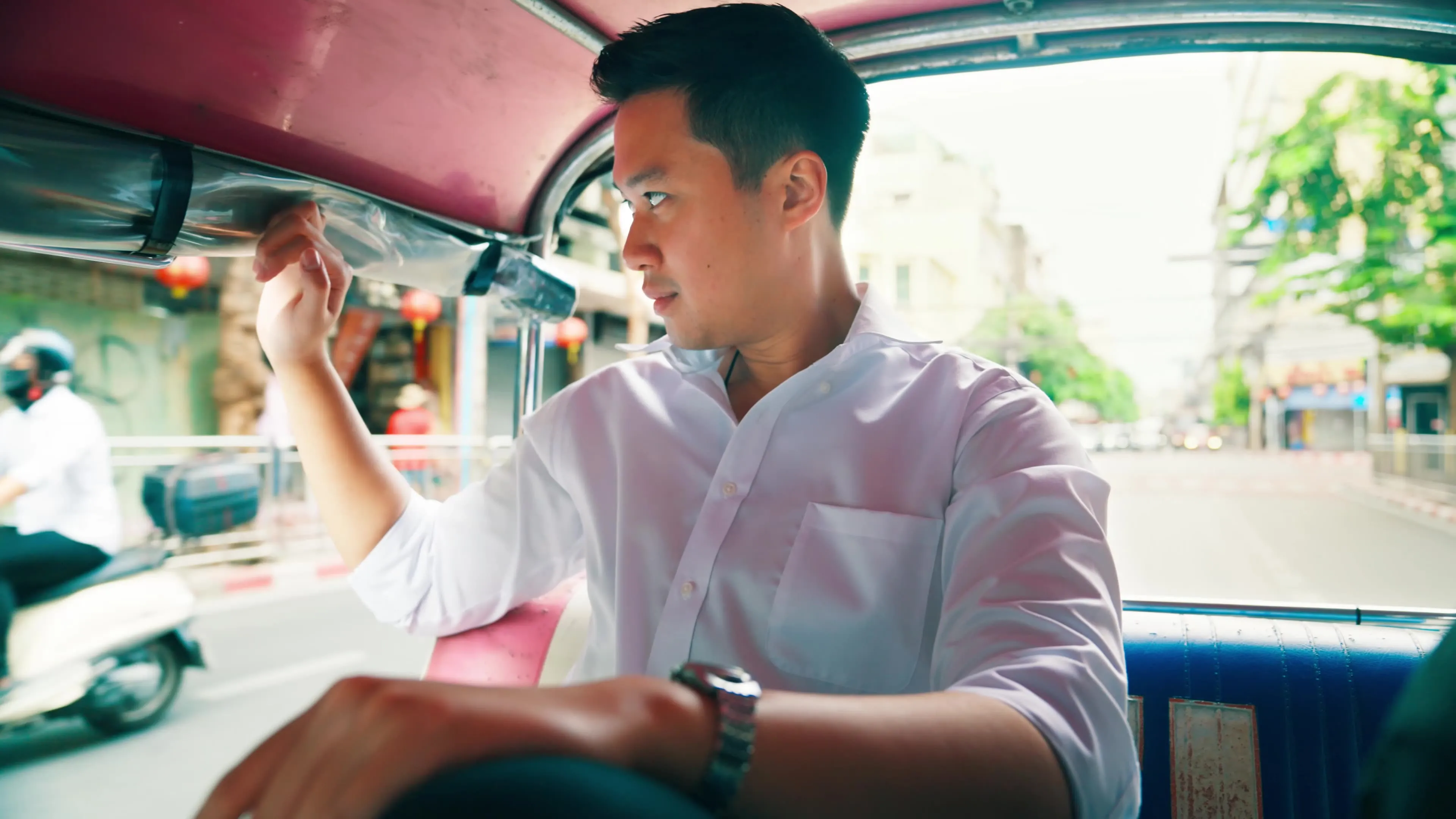 Unser Protagonist im Taxi auf den Straßen Bangkoks.