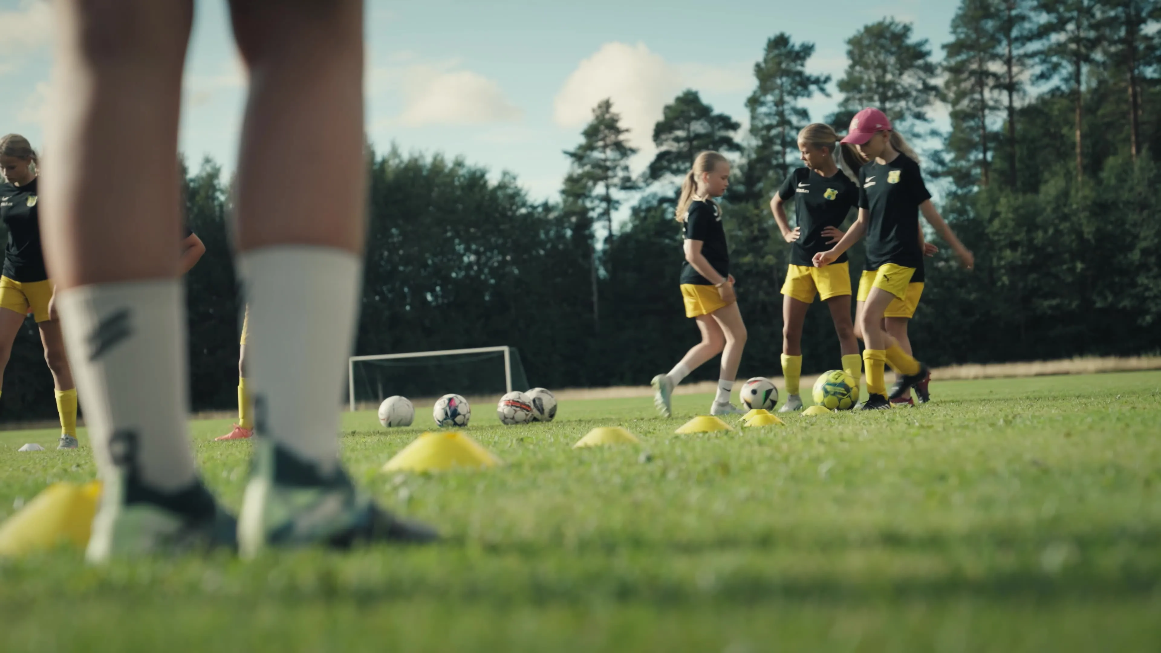 Fußballtraining mit Mädchen in Finnland
