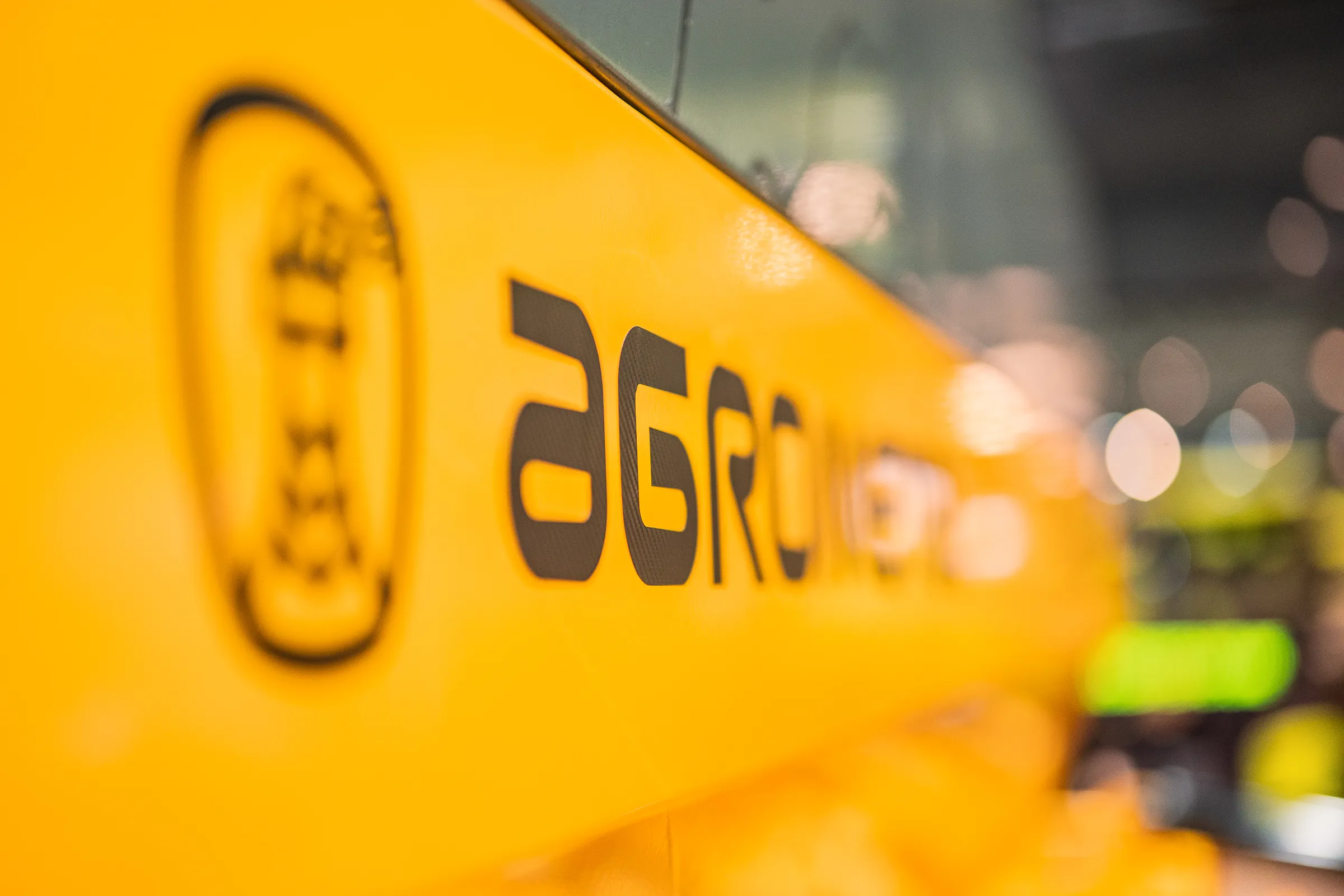 Logo des Unternehmens Agrometal auf einer Landwirtschaftsmaschine auf dem Messestand