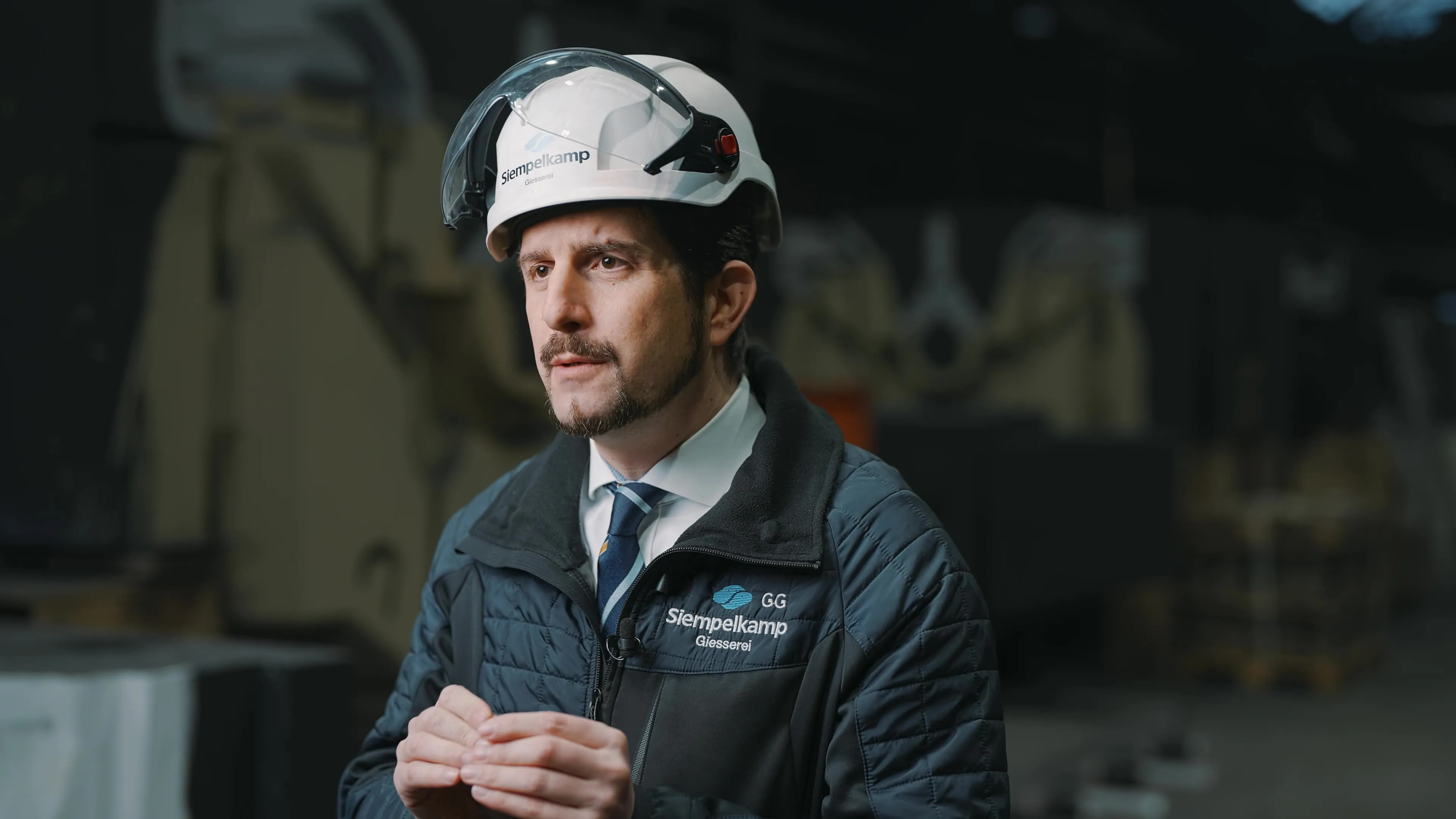 Ein Mitarbeiter der Firma Siempelkamp erzählt von einem Kundenprodukt.